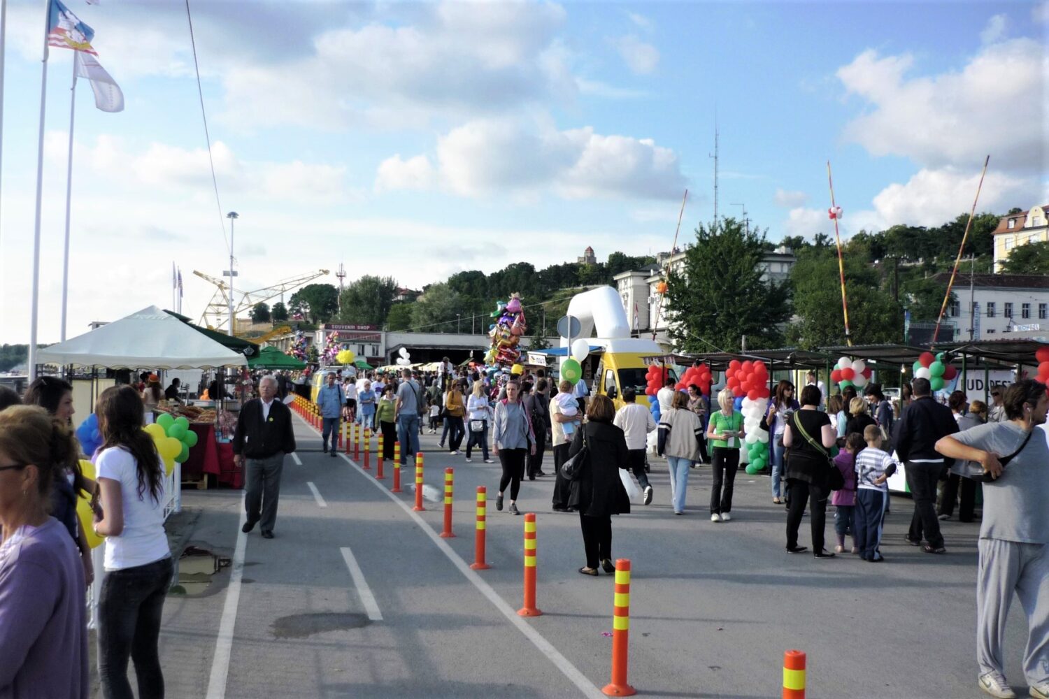 Zabava na manifestacijama u Beogradu