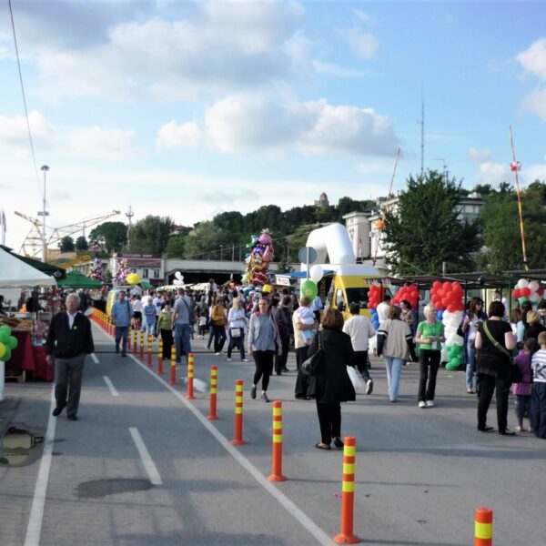 Zabava na manifestacijama u Beogradu