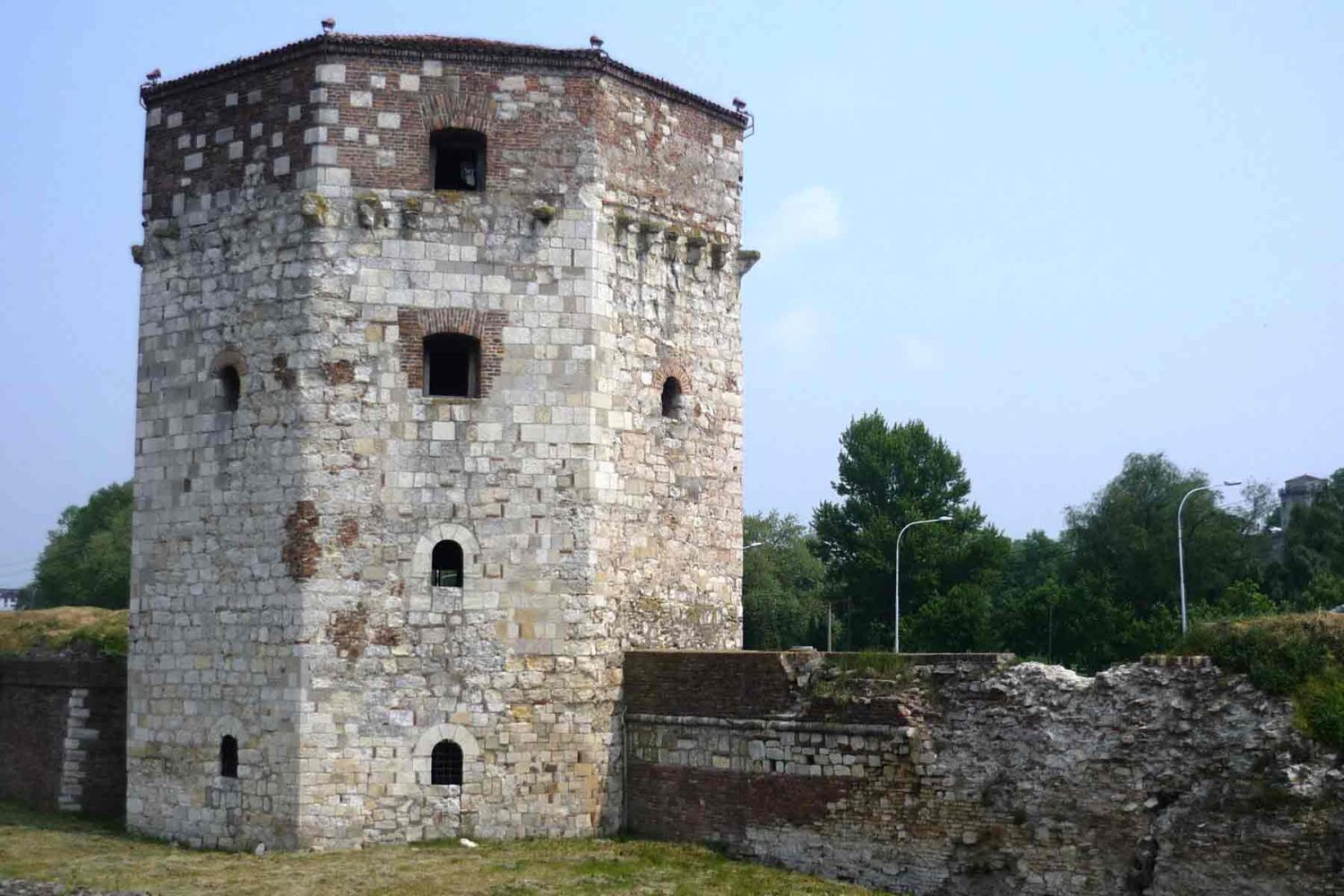 Obnovljena Kula Nebojša se nalazi skoro na obali Save