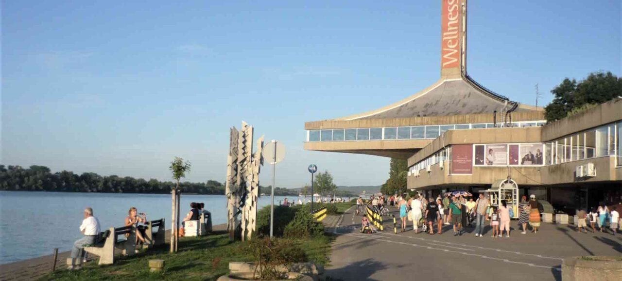 Šetnja i odmor pored sportskog centra na obali Dunava