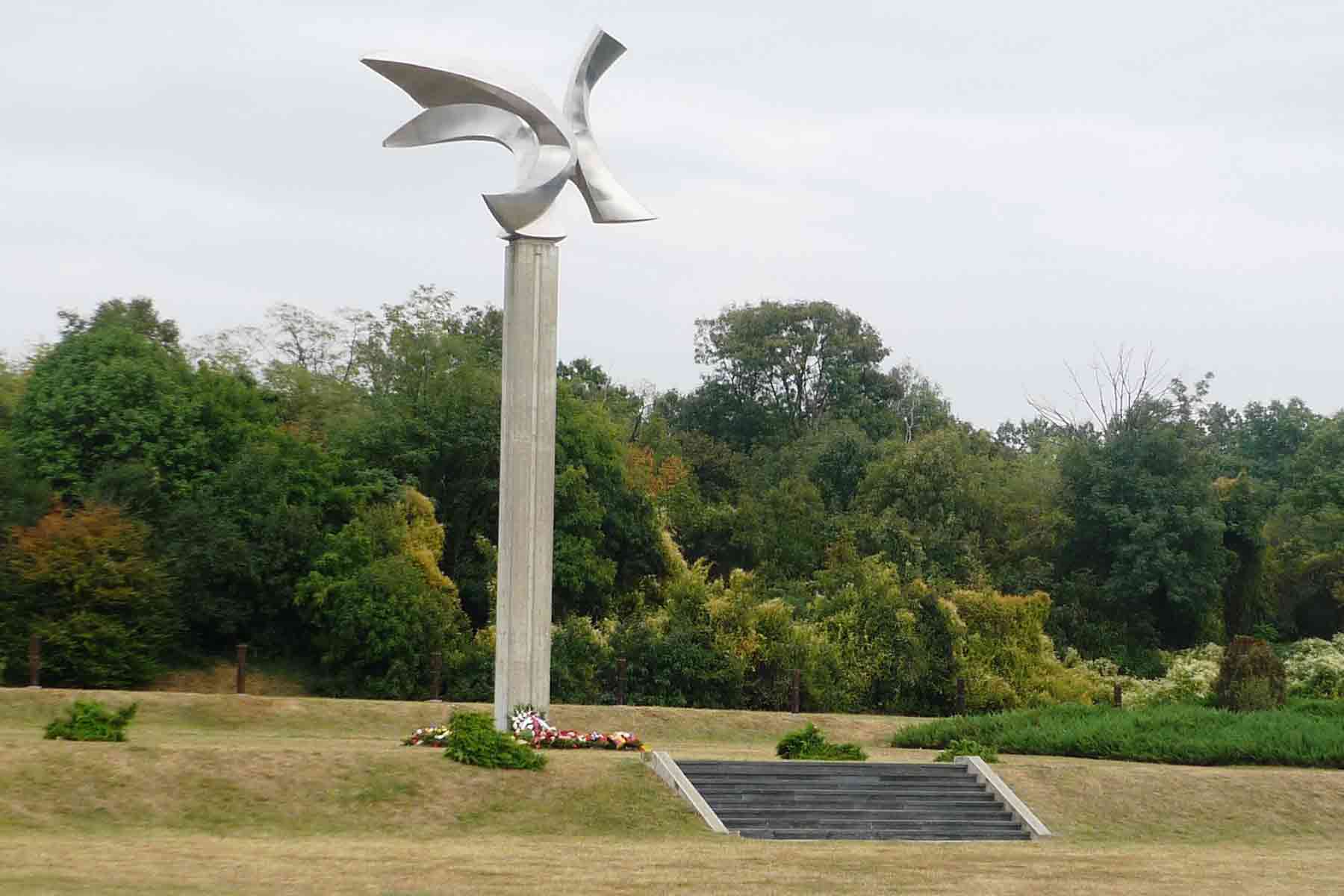 Spomenik - spomen park Jajinci