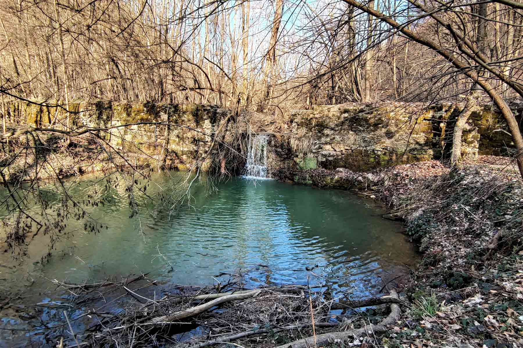 Mali vodopad u podnožju planine Kosmaj, okružen drvećem.