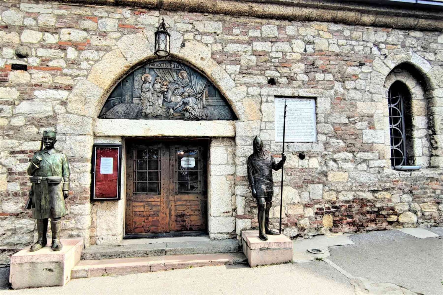 Bronzane skupture na ulazu u crkvu Ružicu