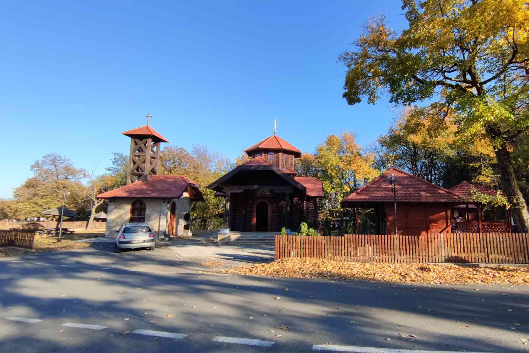 Jednu od poznatijih crkvi brvnara koja je izgrađena u skorije „krije“ naša čuvena planina Avala.