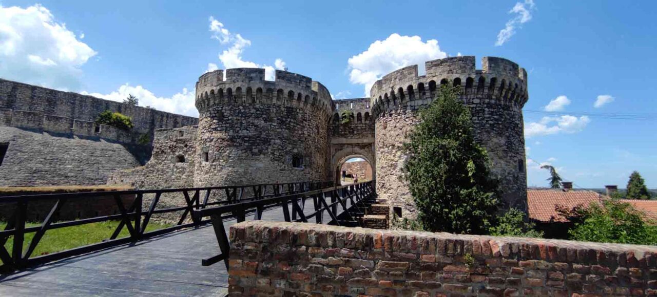 Zindan kapija na Beogradskoj tvrđavi predstavlja jedan od najbolje očuvanih srednjovekovnih ulaza u Gornji grad, prepoznatljiva po masivnim kulama i istorijskom značaju.