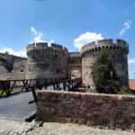 Zindan kapija na Beogradskoj tvrđavi predstavlja jedan od najbolje očuvanih srednjovekovnih ulaza u Gornji grad, prepoznatljiva po masivnim kulama i istorijskom značaju.
