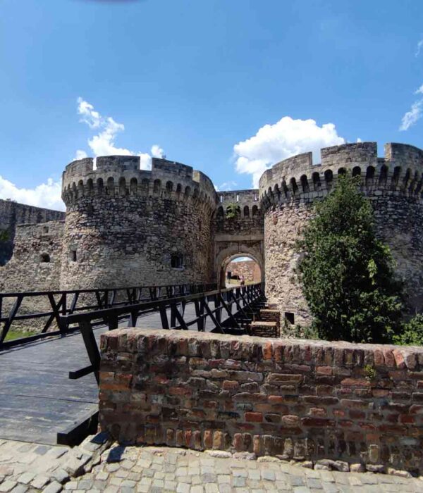 Zindan kapija na Beogradskoj tvrđavi predstavlja jedan od najbolje očuvanih srednjovekovnih ulaza u Gornji grad, prepoznatljiva po masivnim kulama i istorijskom značaju.