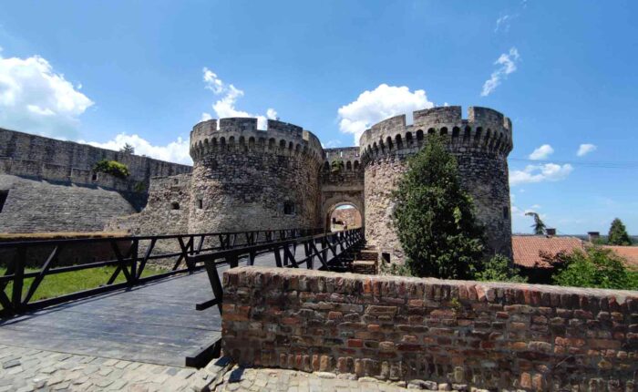 Zindan kapija na Beogradskoj tvrđavi predstavlja jedan od najbolje očuvanih srednjovekovnih ulaza u Gornji grad, prepoznatljiva po masivnim kulama i istorijskom značaju.