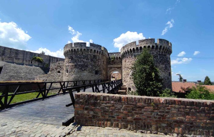 Zindan kapija na Beogradskoj tvrđavi predstavlja jedan od najbolje očuvanih srednjovekovnih ulaza u Gornji grad, prepoznatljiva po masivnim kulama i istorijskom značaju.