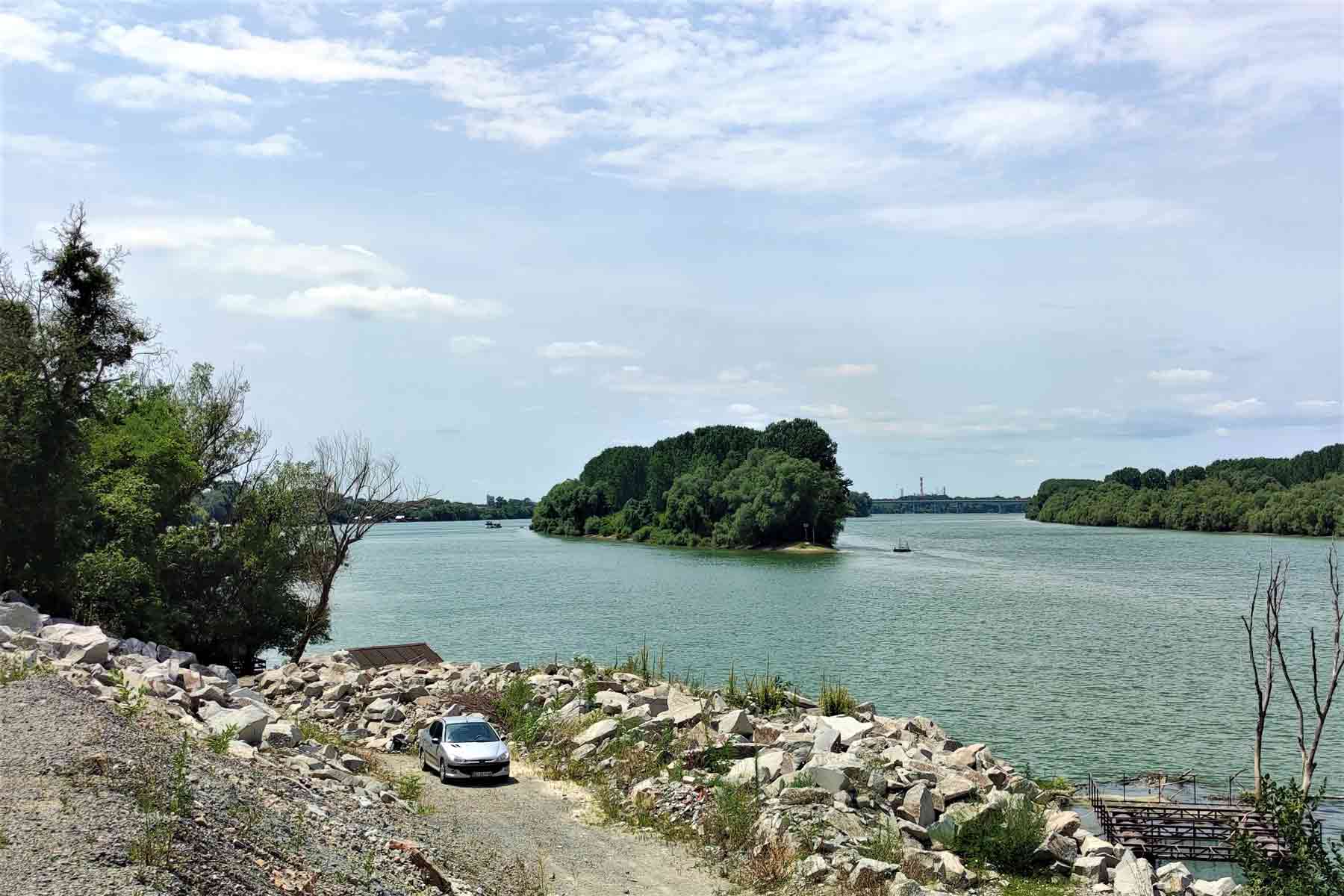 Barička ada na reci Savi fotografisana sa obale blizu restorana Duboko