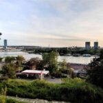 Reka Sava viđena sa Kalemegdana, u pozadini Muzej savremene umetnosti i Beograd na vodi