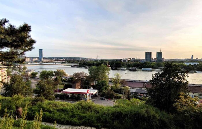 Reka Sava viđena sa Kalemegdana, u pozadini Muzej savremene umetnosti i Beograd na vodi