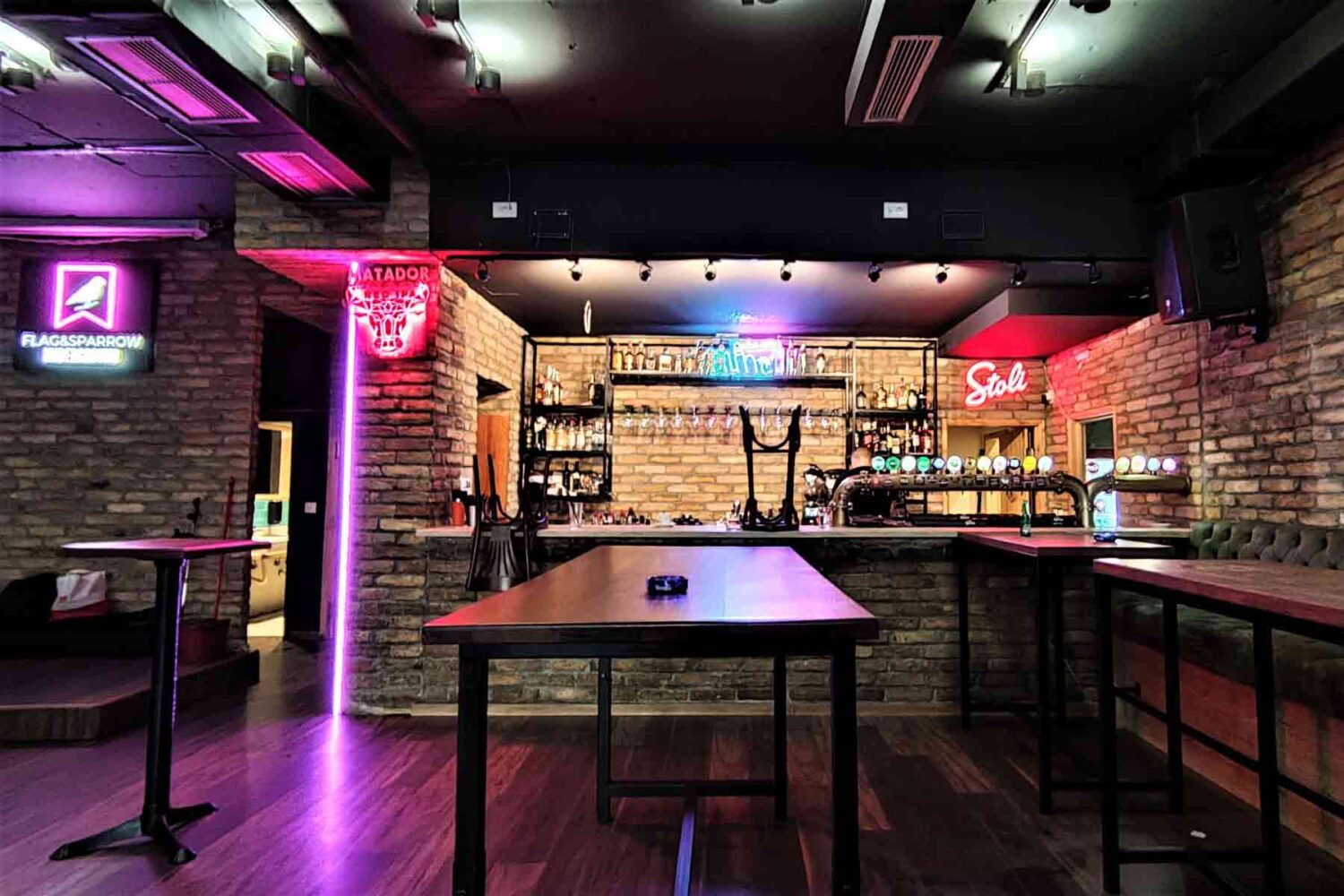 Pivnica bar Krug2 ima lepu unutrašnjost koja je stvorena za uzbudljiv noćni život