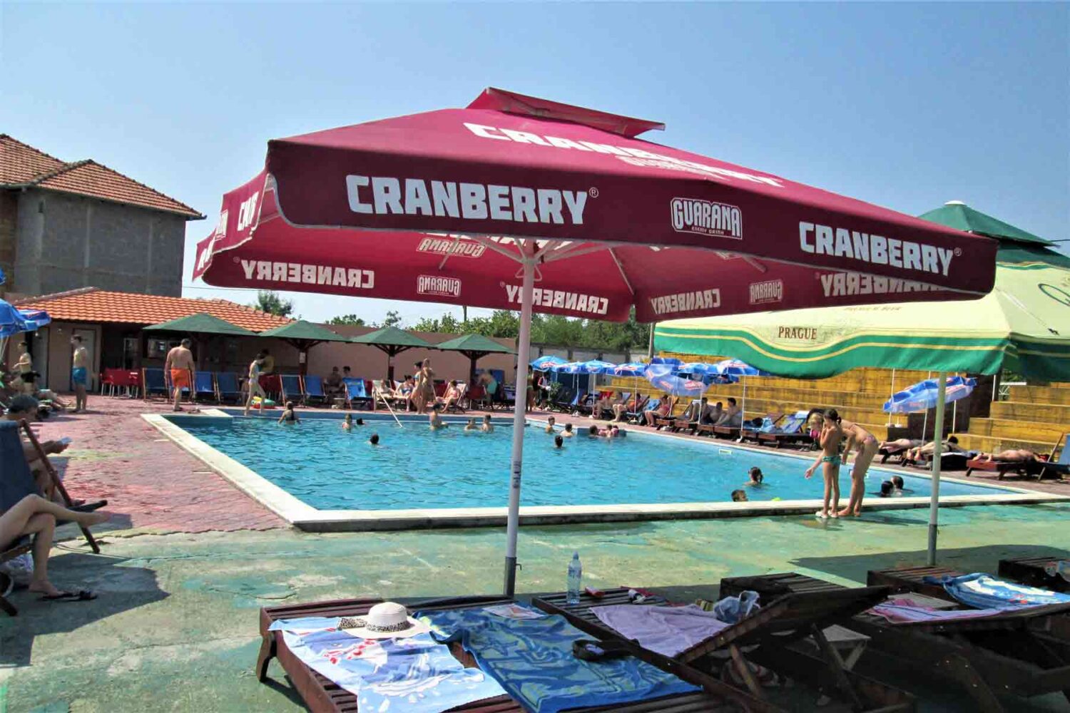 Tenesi ima četiri bazena, cene su pristupačne, a u cenu ulaznice ulazi i ležaljka sa suncobranom.