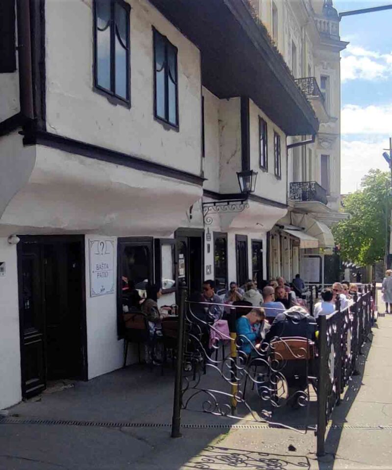 Bašta kafane Znak pitanja snimljena odozgo sa gostima i stolovima u Starom gradu Beograda