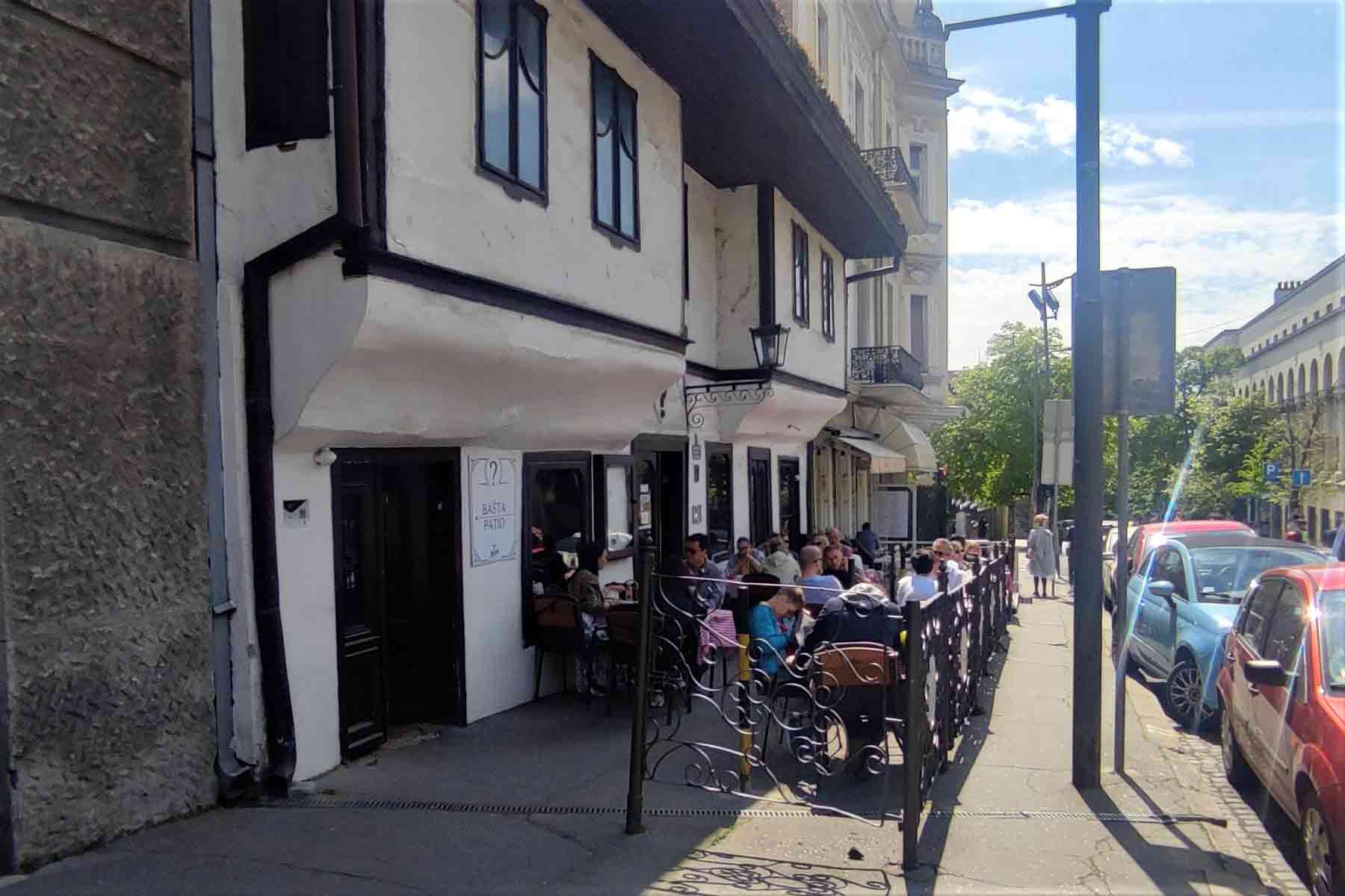 Kafana Znak pitanja - bašta u ulici kralja Petra