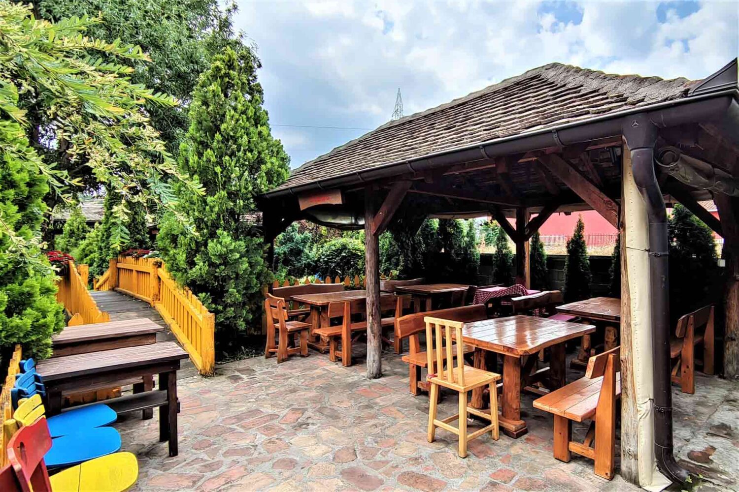 Etno restoran Mirovica natkriveni deo dvorišta
