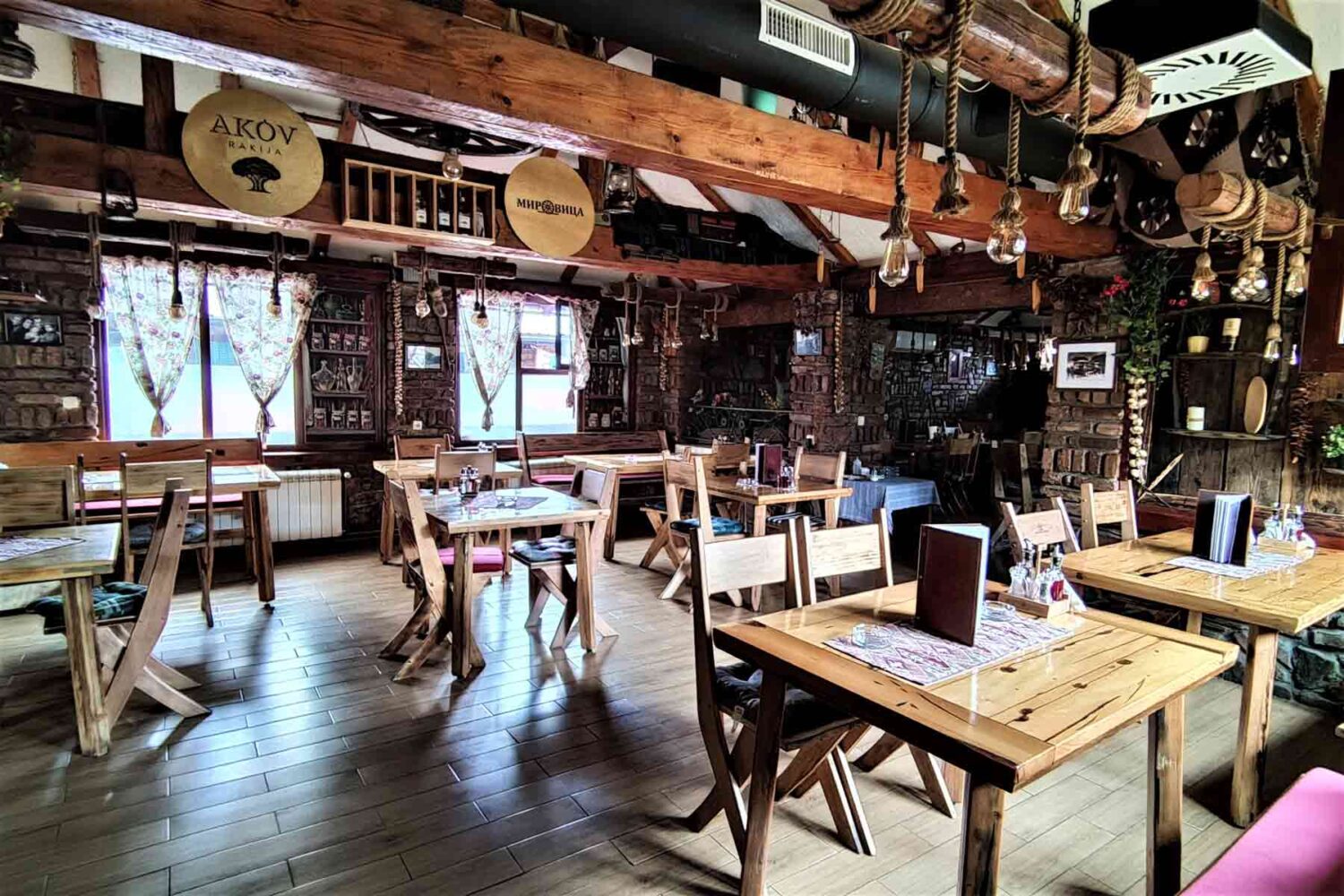 Etno restoran Mirovica - unutrašnjost je podjednako lepo dekorisana