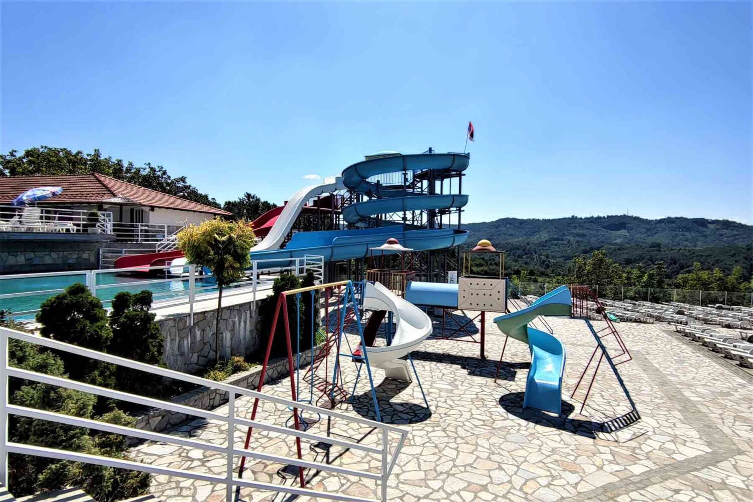 Aqua park Vidik sa toboganima i mini igralištem za decu