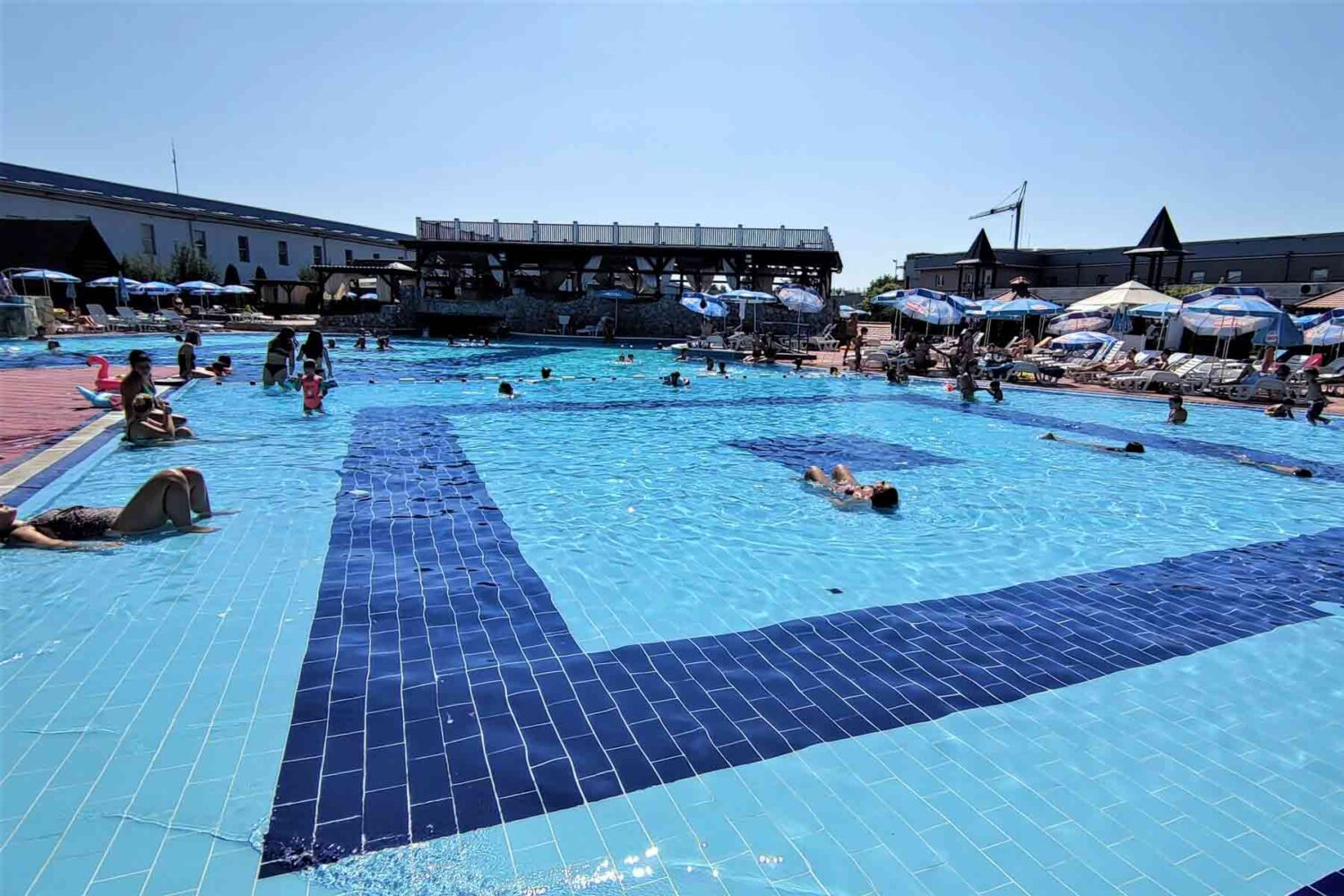 Queen bazeni - osveženje u bazenu po vrelom letnjem danu