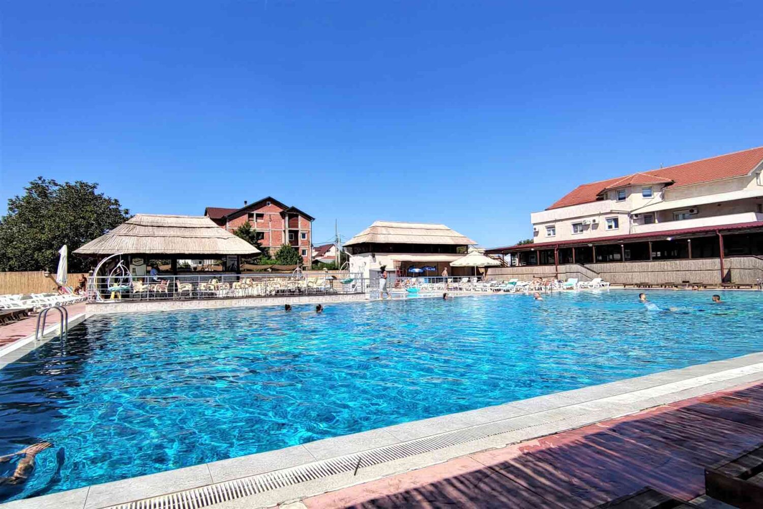 Kengur Resort sa bazenima i barom