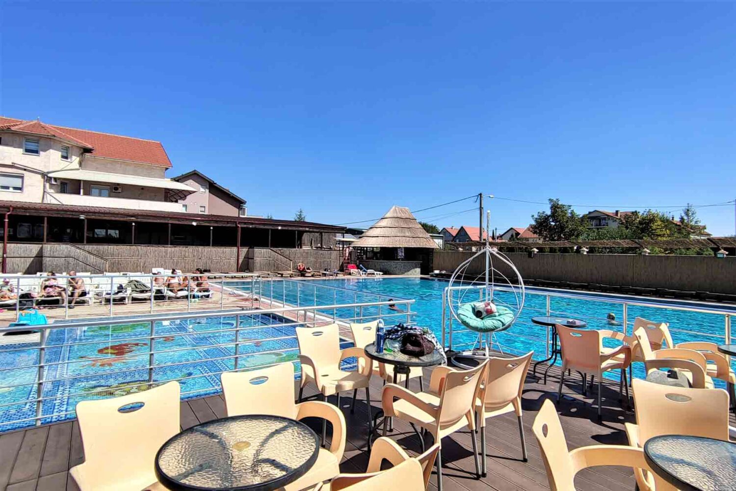 Kengur Resort ima bar sa pogledom na bazene