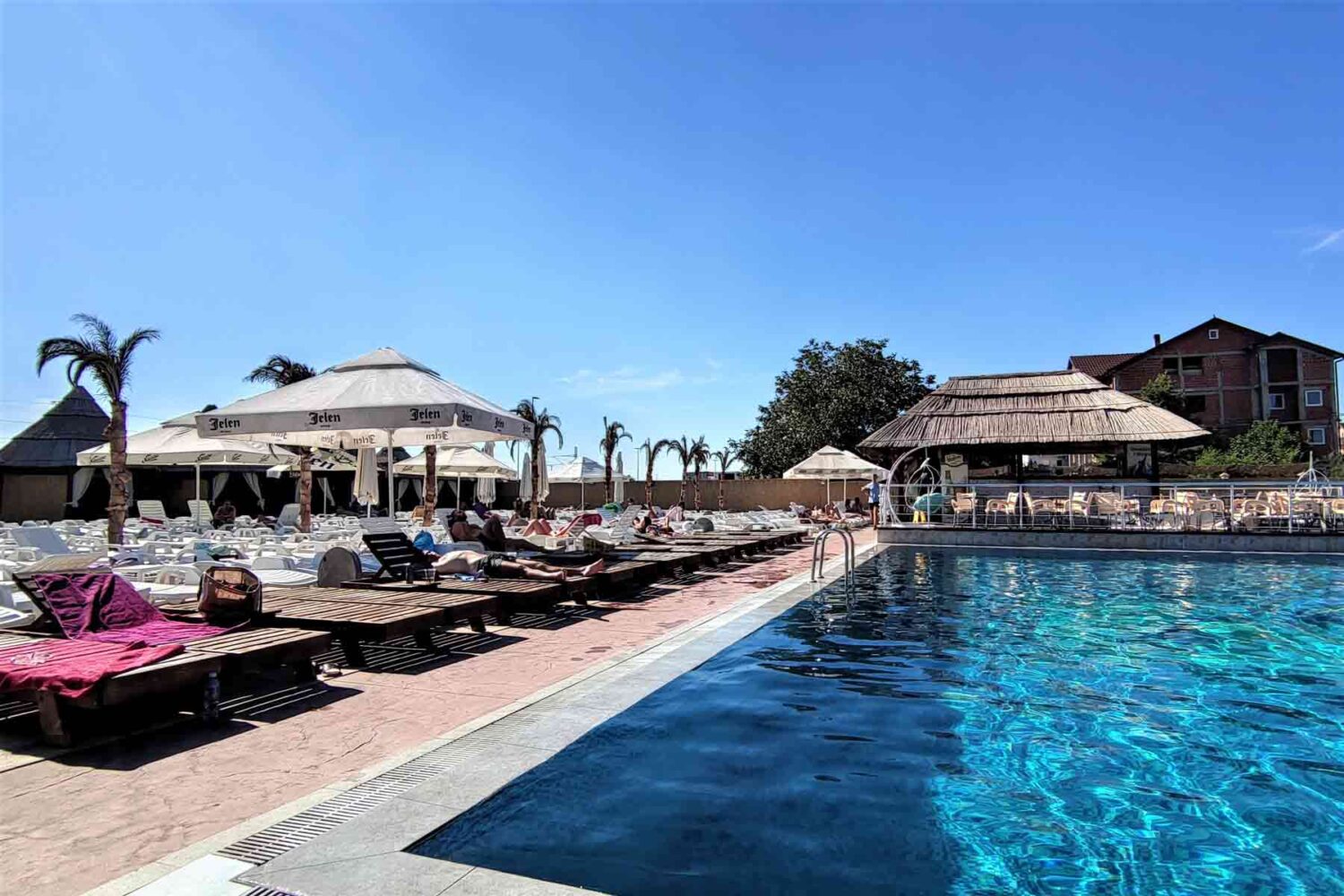 Kengur Resort - ležaljke pored bazena za odmor i relaksaciju