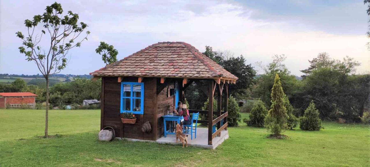 Stari seoski objekat sa plavim vratima i prozorima u dvorištu Zornića kuće – otkrivanje zaboravljenih vrednosti kroz očuvanje seoske tradicije.