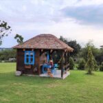 Stari seoski objekat sa plavim vratima i prozorima u dvorištu Zornića kuće – otkrivanje zaboravljenih vrednosti kroz očuvanje seoske tradicije.