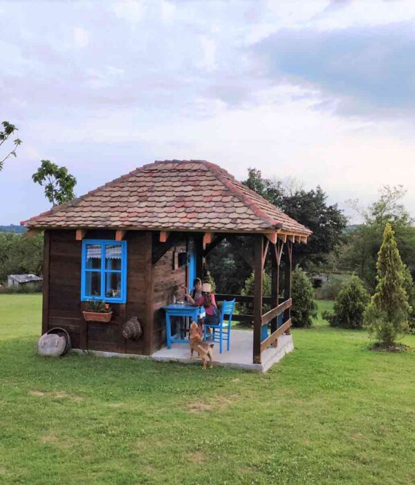 Stari seoski objekat sa plavim vratima i prozorima u dvorištu Zornića kuće – otkrivanje zaboravljenih vrednosti kroz očuvanje seoske tradicije.