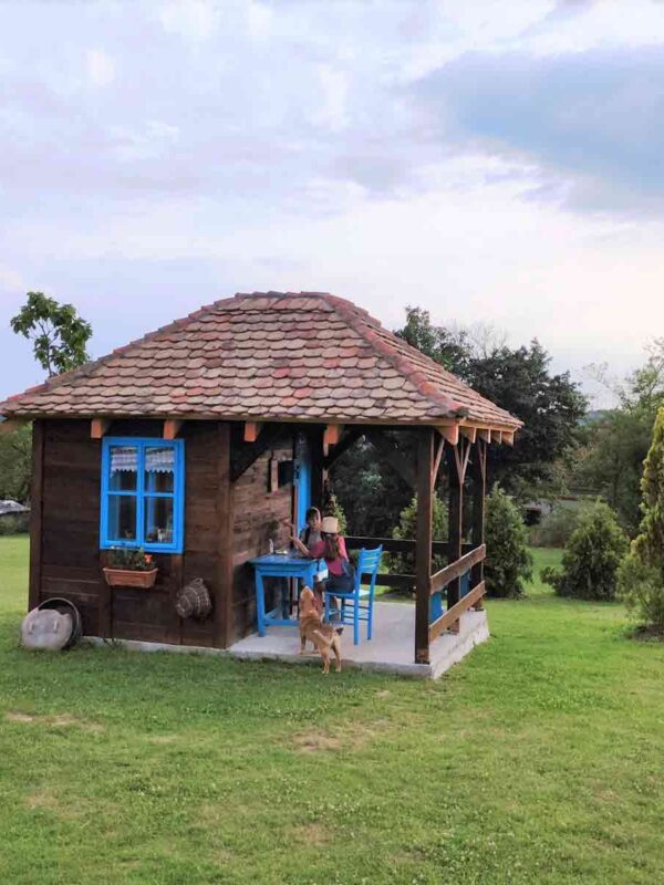 Stari seoski objekat sa plavim vratima i prozorima u dvorištu Zornića kuće – otkrivanje zaboravljenih vrednosti kroz očuvanje seoske tradicije.