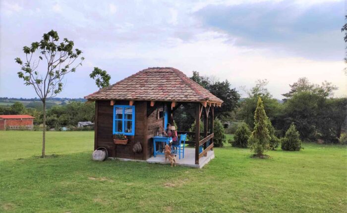 Stari seoski objekat sa plavim vratima i prozorima u dvorištu Zornića kuće – otkrivanje zaboravljenih vrednosti kroz očuvanje seoske tradicije.