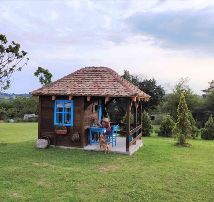 Stari seoski objekat sa plavim vratima i prozorima u dvorištu Zornića kuće – otkrivanje zaboravljenih vrednosti kroz očuvanje seoske tradicije.