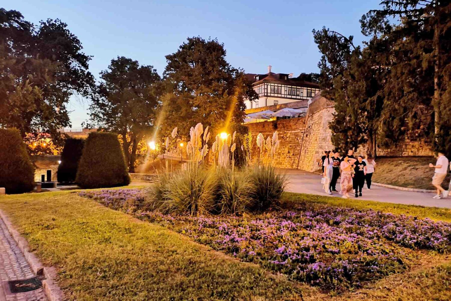 Cvetna aleja na Kalemegdanu ispod Velikih stepenica