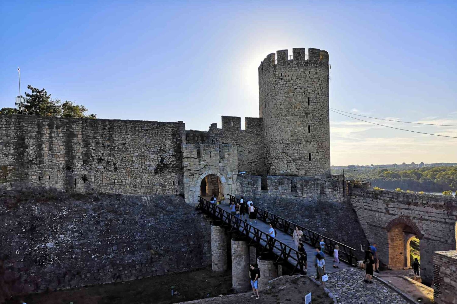 Ulaz u Gornji grad kroz Dizdarevu kapiju sa kulom u pozadini