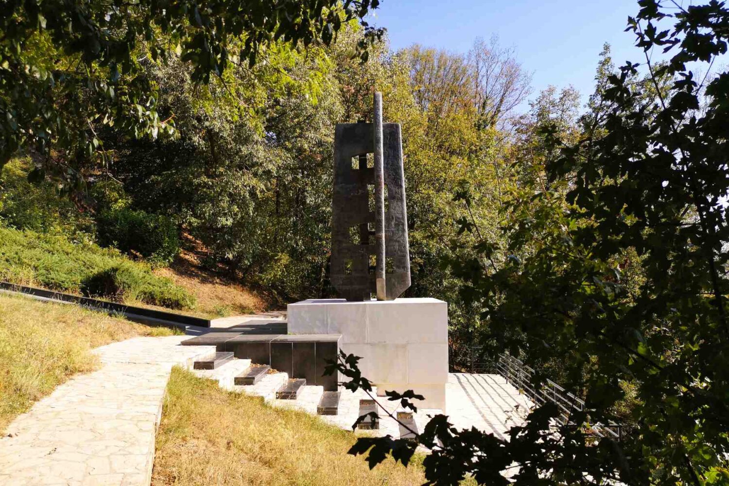 Spomenik ruskoj delegaciji u prirodnom okruženju na planini Avali.