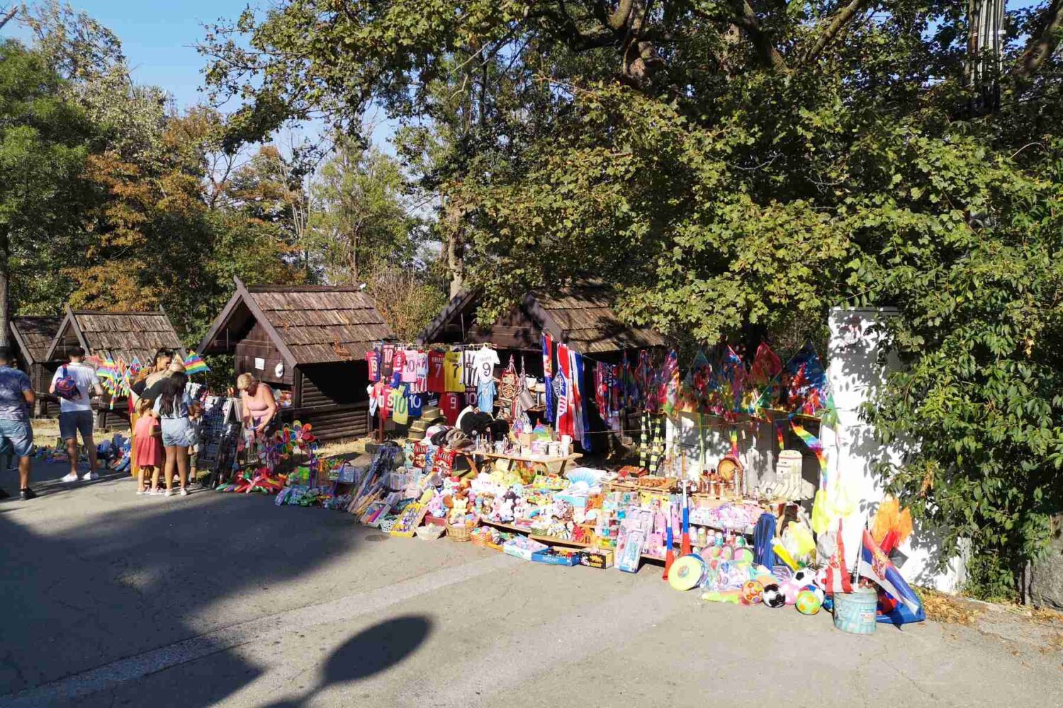 Prodavci suvenira, balona i zmajeva na putu ka Avalskom tornju.
