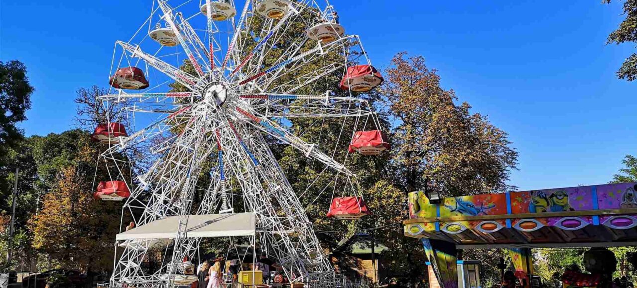 Veliki panoramski točak postavljen u luna parku na Kalemegdanu, sa sedištima spremnim za vožnju.