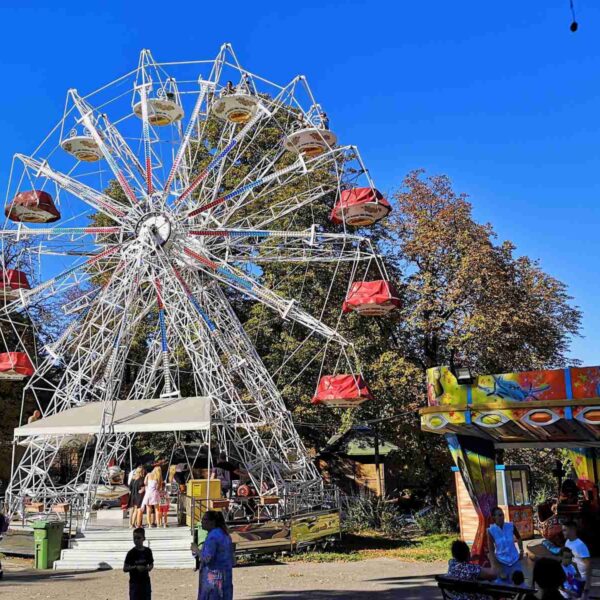 Veliki panoramski točak postavljen u luna parku na Kalemegdanu, sa sedištima spremnim za vožnju.
