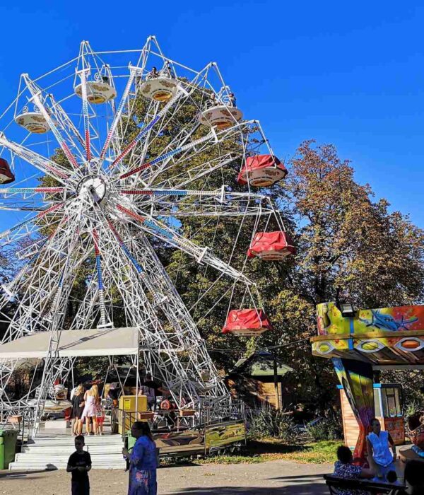 Veliki panoramski točak postavljen u luna parku na Kalemegdanu, sa sedištima spremnim za vožnju.