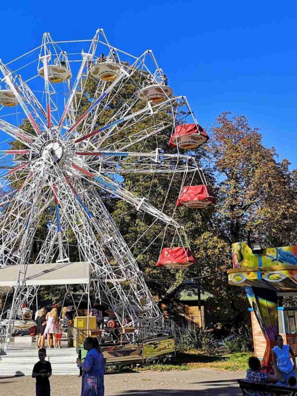 Veliki panoramski točak postavljen u luna parku na Kalemegdanu, sa sedištima spremnim za vožnju.