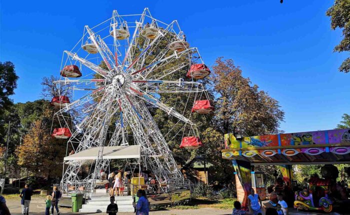Veliki panoramski točak postavljen u luna parku na Kalemegdanu, sa sedištima spremnim za vožnju.