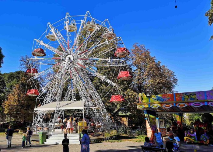 Veliki panoramski točak postavljen u luna parku na Kalemegdanu, sa sedištima spremnim za vožnju.