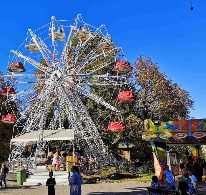 Veliki panoramski točak postavljen u luna parku na Kalemegdanu, sa sedištima spremnim za vožnju.