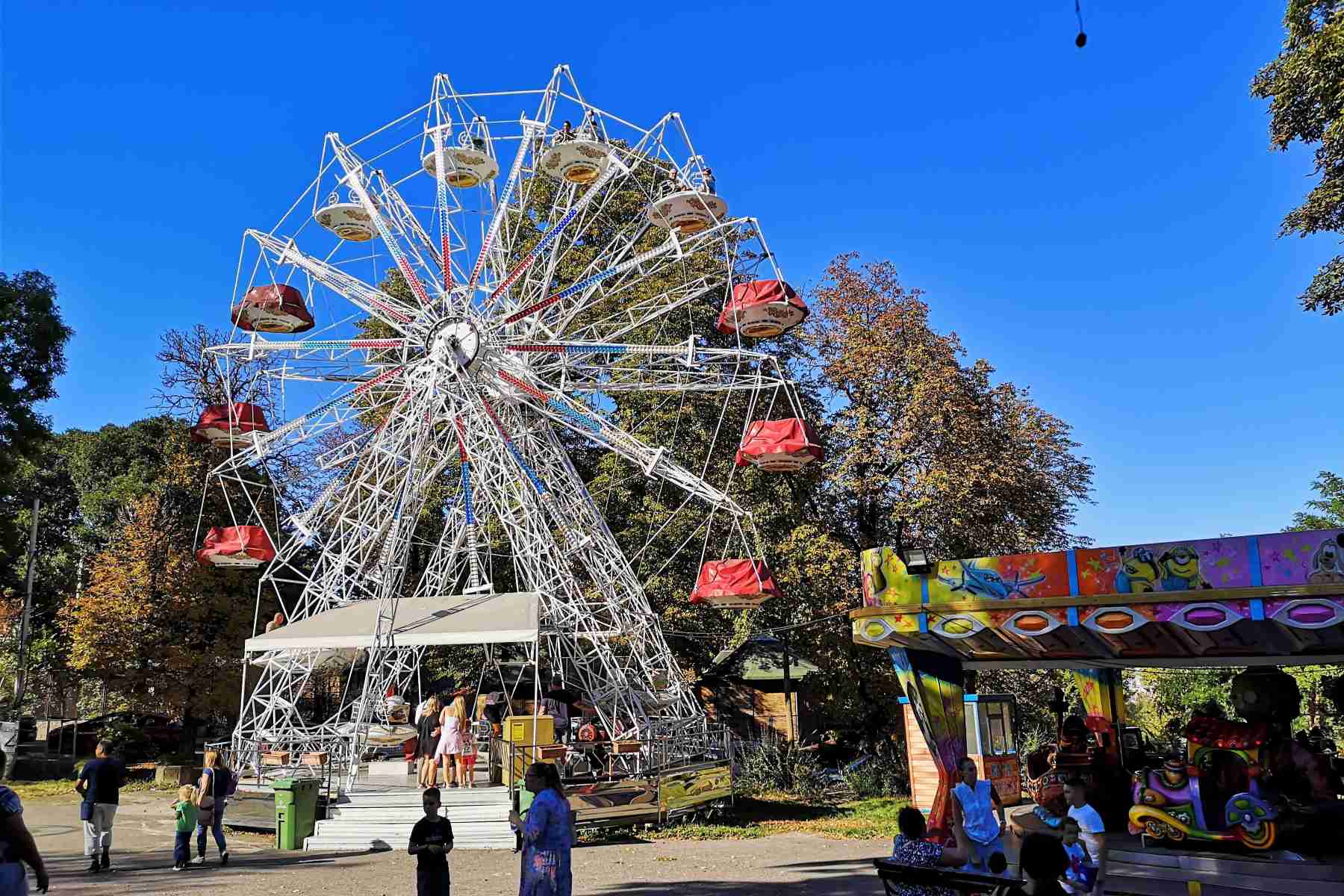 Veliki panoramski točak postavljen u luna parku na Kalemegdanu, sa sedištima spremnim za vožnju.