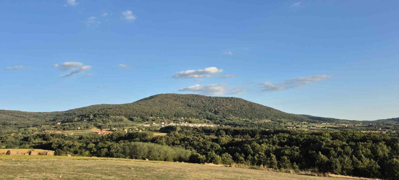 Planina Kosmaj fotografisana iz sela Nemenikuće