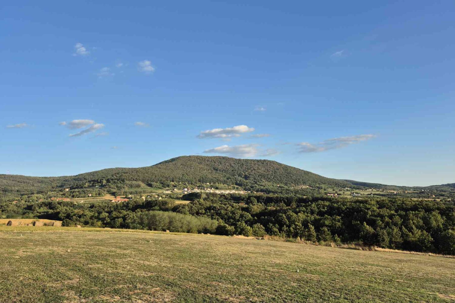 Planina Kosmaj fotografisana iz sela Nemenikuće