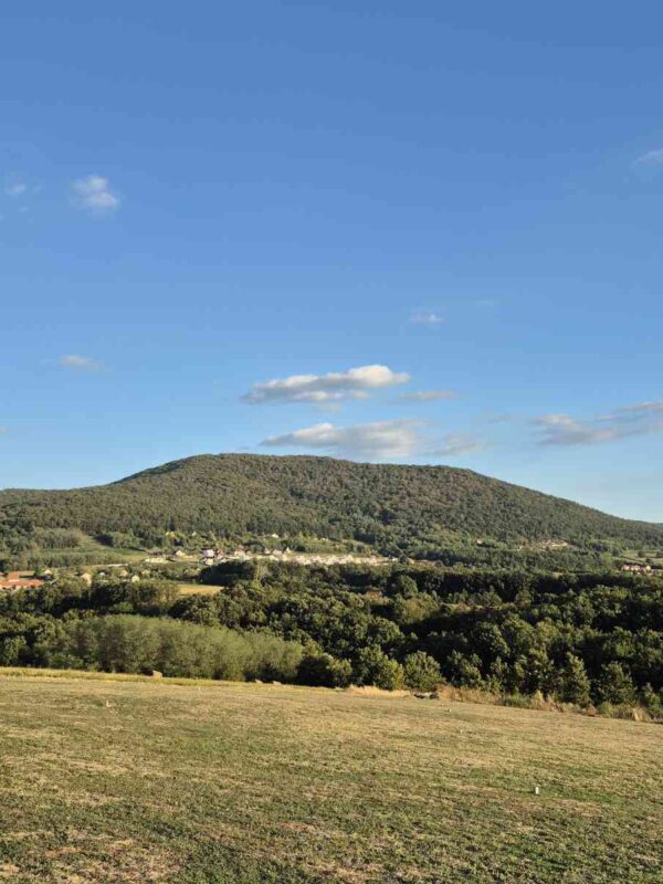 Planina Kosmaj fotografisana iz sela Nemenikuće