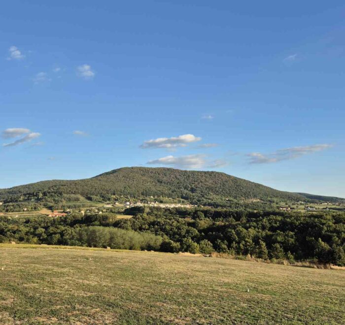Planina Kosmaj fotografisana iz sela Nemenikuće