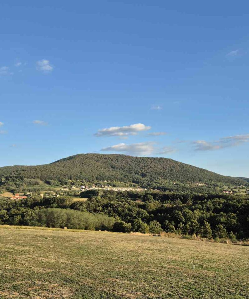 Planina Kosmaj fotografisana iz sela Nemenikuće